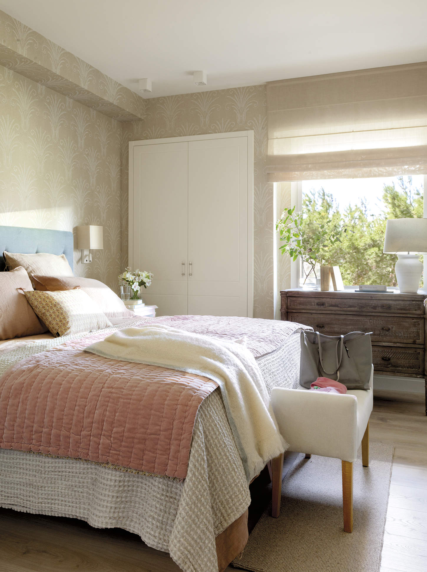 Dormitorio romántico con ropa de cama rosa